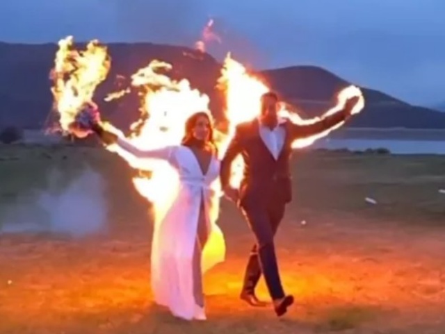Cerimônia de casamento acaba com noivos dublês em chamas
