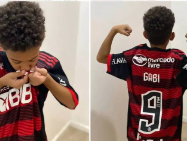 Filho de jogador do Altos (PI) recebe camisa do Flamengo de Gabigol