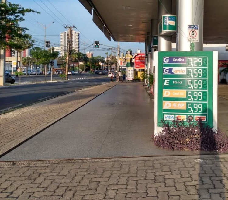 Preço da gasolina comum chega a R$ 7,29 nos postos de combustíveis em Teresina — Foto: Lívia Ferreira/g1 PI