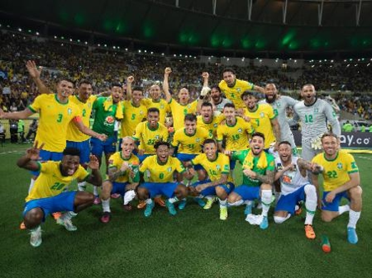 Jogadores da seleção brasileira agradecem aos torcedores no Maracanã após 4 a 0 no Chile Imagem: Lucas Figueiredo/CBF