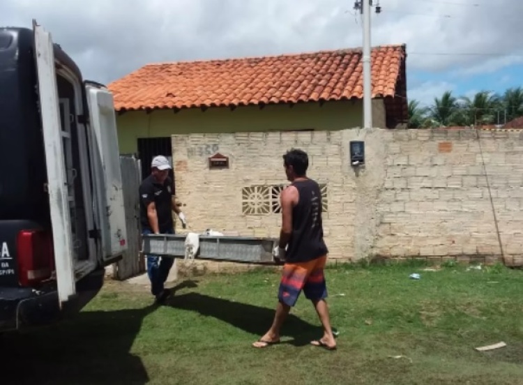 Mulher é encontrada morta e carbonizada dentro de casa em Luís Correia, no Piauí — Foto: Polícia Militar