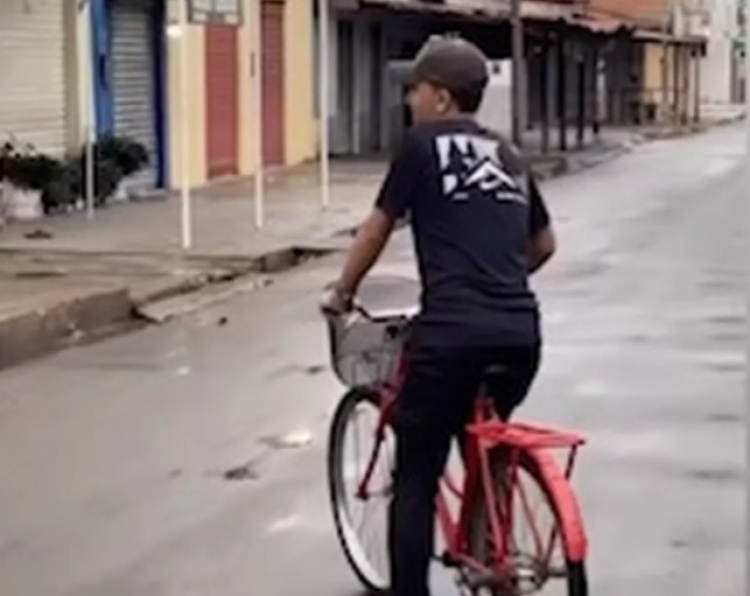 Cantor João Gomes andando de bicicleta no interior do Piauí — Foto: Reprodução