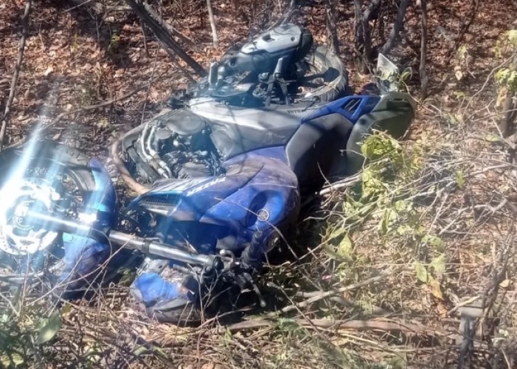 Homem é baleado e morto quando pilotava motocicleta e levava adolescente na garupa na BR-407 — Foto: Polícia Militar