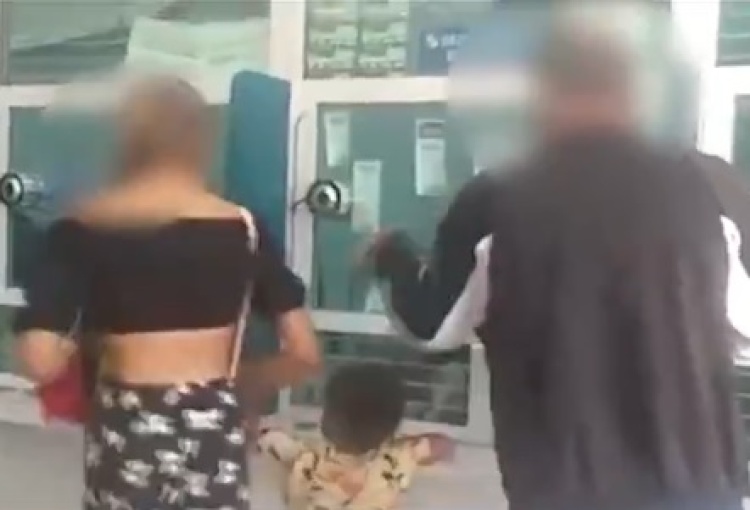 Vídeo mostra suposto militar agredindo mãe e filho em lotérica de Parnaíba, litoral do Piauí — Foto: Reprodução