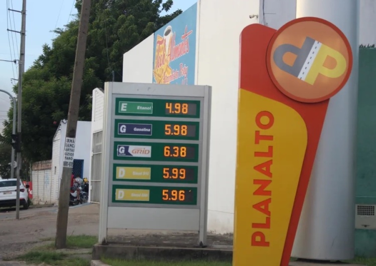 Condutores encontram gasolina de até R$ 5,90 e etanol de até R$ 4,99 em Teresina — Foto: Lívia Ferreira /g1