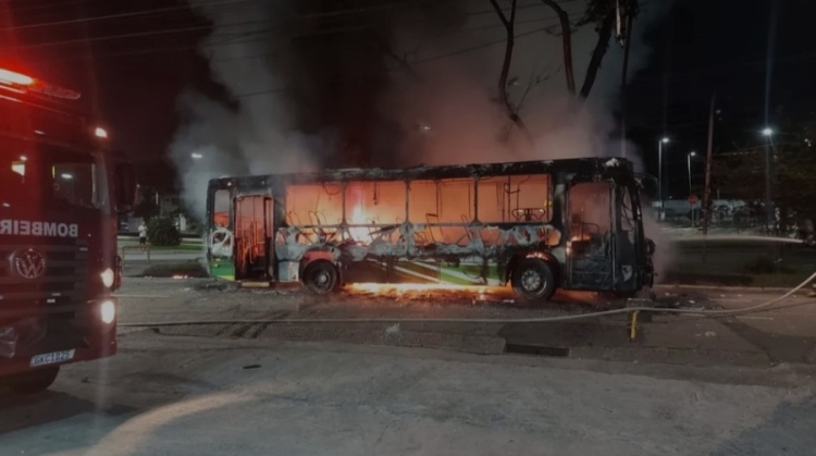 Ônibus queimado próximo ao estádio da Vila Belmiro após rebaixamento do Santos — Foto: Divulgação