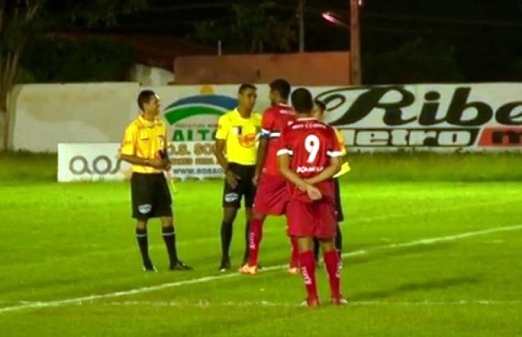 Árbitro e jogadores do River no centro do campo. E cadê a outra equipe? Árbitro e jogadores do River no centro do campo. E cadê a outra equipe?